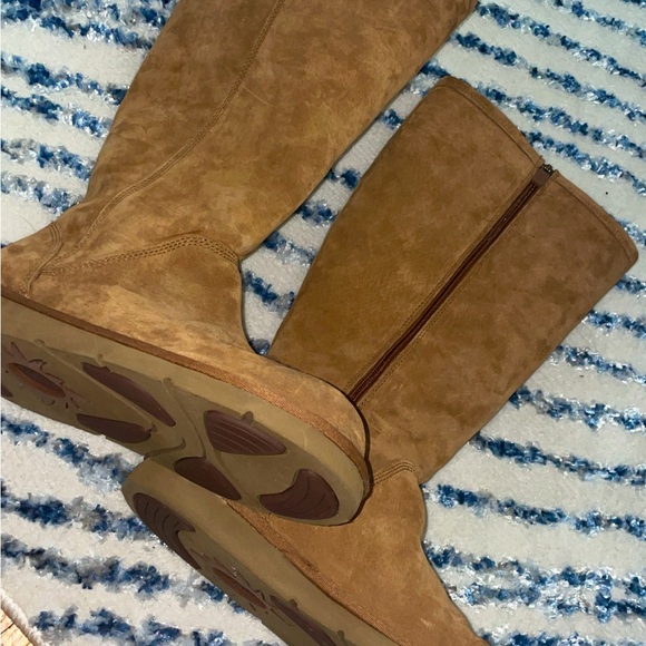 Authentic chestnut brown Uggs boots with metal plates. - Picture 3 of 8